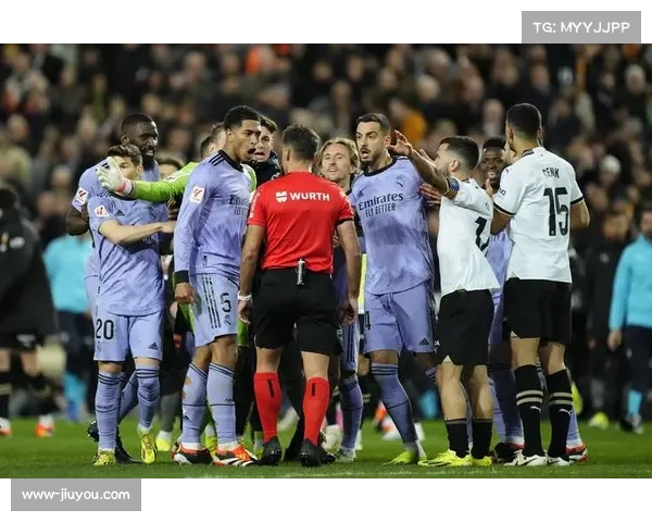 贝林厄姆危险铲球逃红牌 科瓦奇判罚尺度引讨论